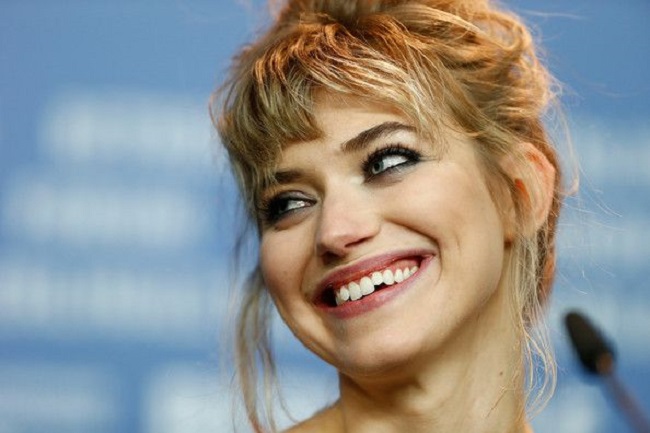 Imogen Poots Keeps Everyone Guessing In Outer Range